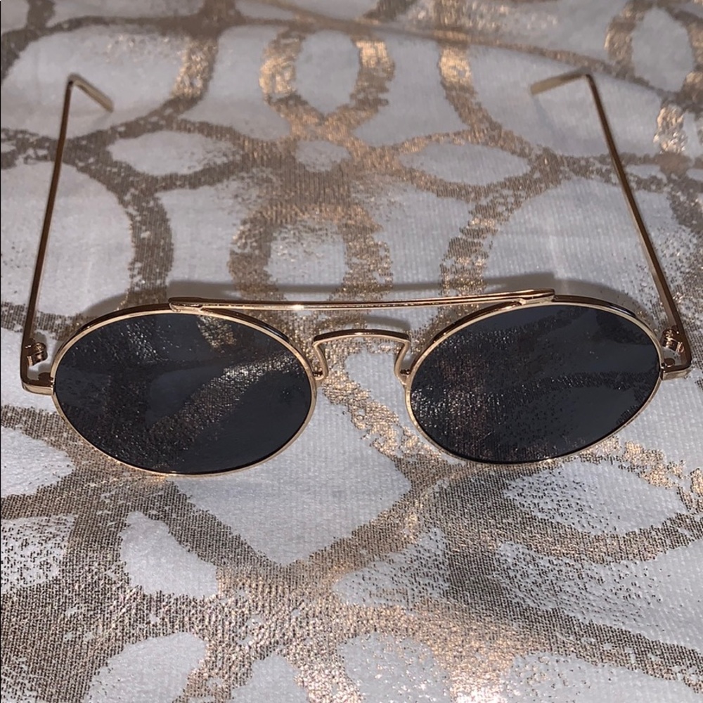 Black and gold glasses!